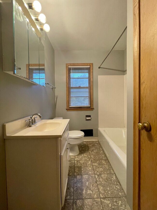 Photo - Amazing 3 bedroom house in Maplewood.