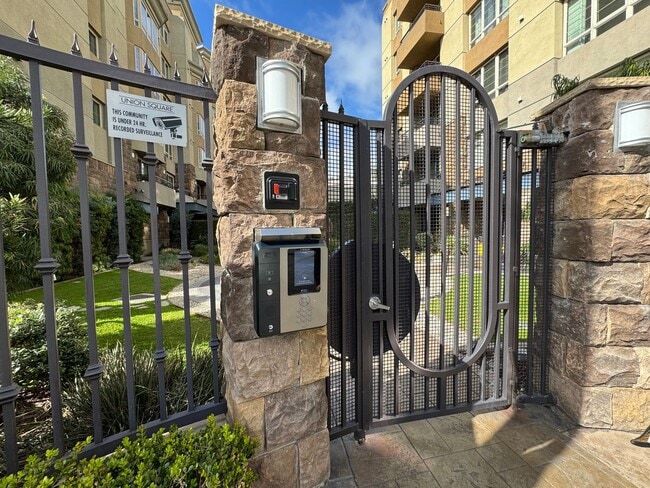 Photo - 3 Bedroom 2 Bathroom down town San Diego