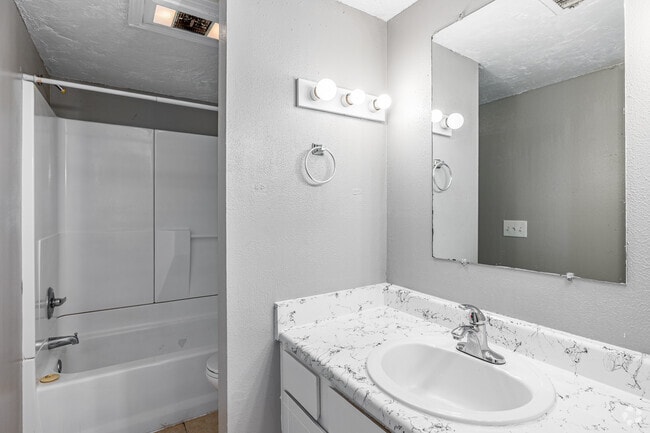 2 habitaciones, 2 baños - 1225 pies cuadrados - Segundo baño