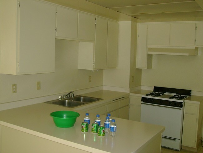 Kitchen - Green Meadows Apartments