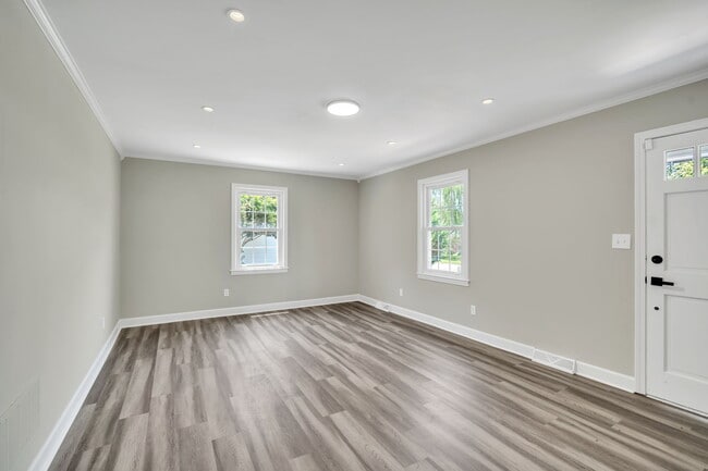 Photo - 120 Abbotsford Dr