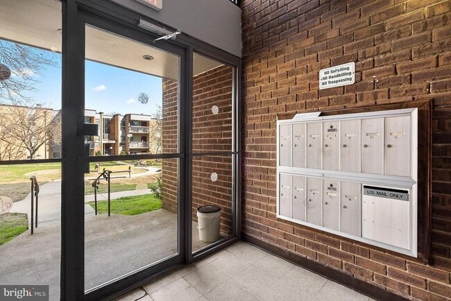 Building Photo - 2305 Greenery Ln Unit 102-3