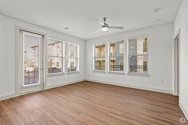 2BR, 2BA - 1100SF (B2) - Living Room & Patio