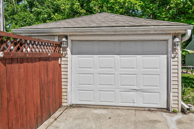 Photo - 17561 Hillside Ave