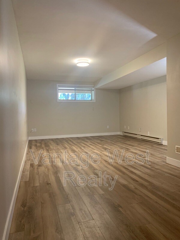 Photo - 1291 Kelglen Crescent