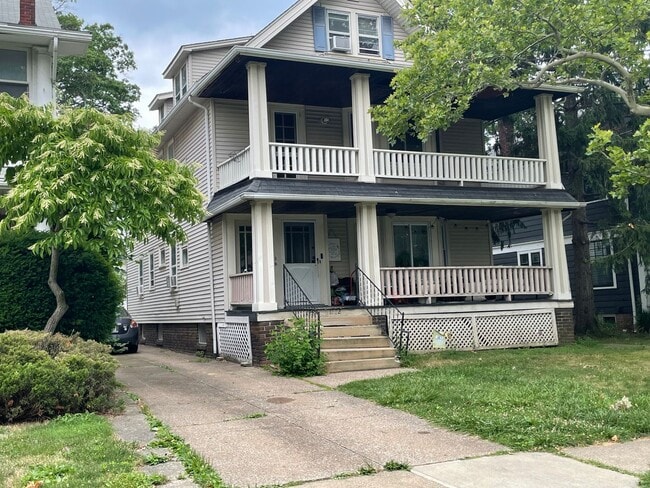Building Photo - 2-Bedroom Lakewood Gem in the Heart of the... Unit Middle