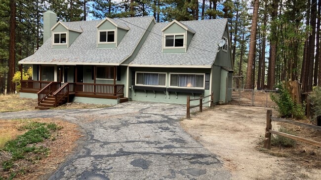 Building Photo - Furnished rental with large fenced back yard.
