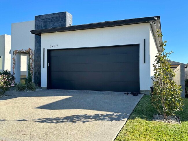 Photo - 1717 Cordova Dr