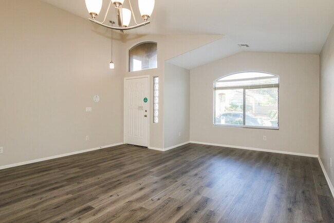 Photo - 614 E Jeanne Ln