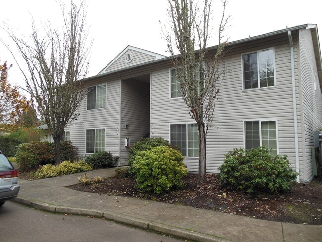 Building Photo - 2 Bedroom Apartment ~ Close to Willamette Park Unit 325 SE Lilly #A