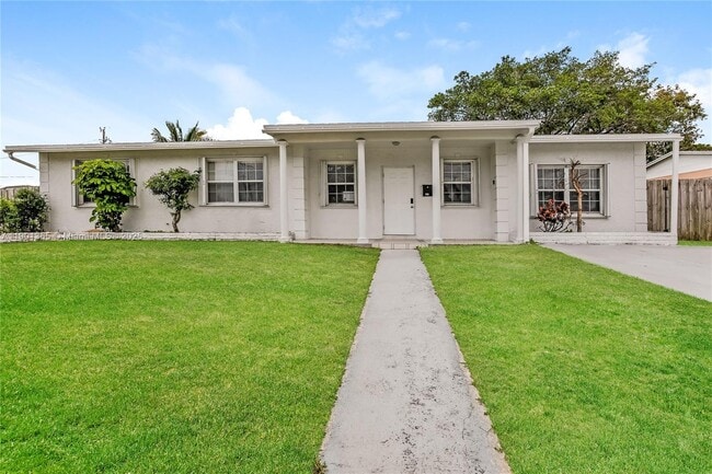 Building Photo - 900 NW 199th St