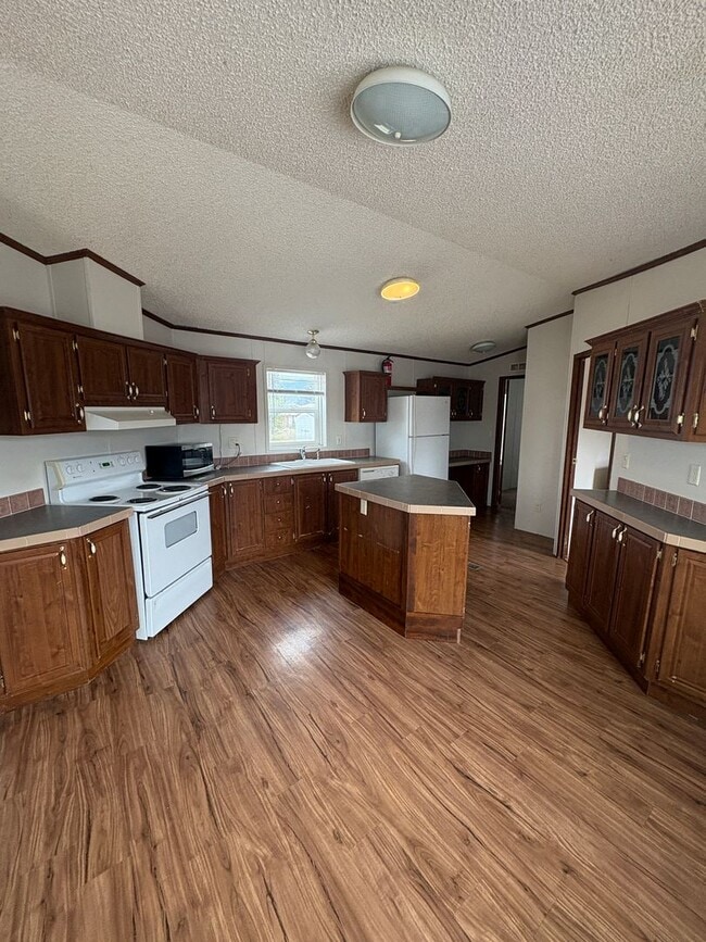 Building Photo - 3 br 2 bath manufactured centrally located