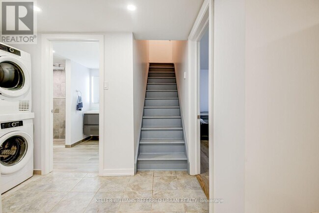 Photo - 2556 Lake Shore Blvd W Unit Lower