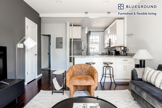 35 Queensberry St Unit SI FL4-ID745