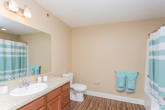 2BR, 1BA - 911 SF