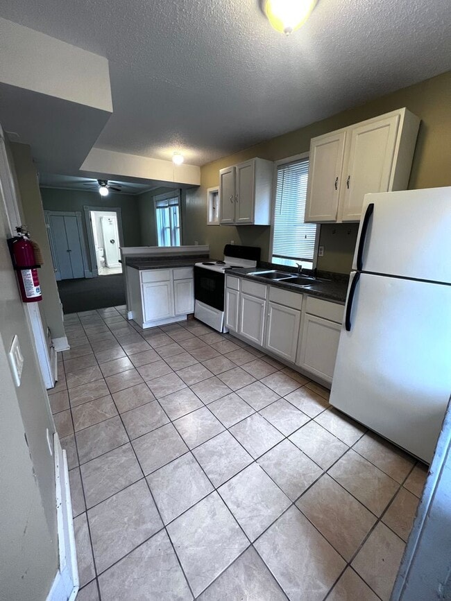 Photo - 924 E 6th St Unit 924 E 6th Street - #3 (Back)