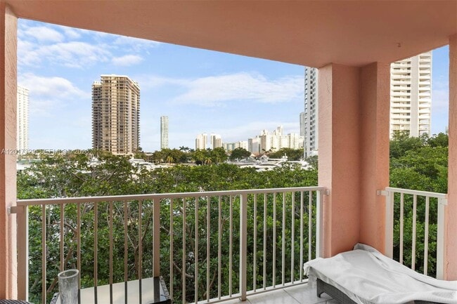 Photo - 19655 E Country Club Dr Unidad 6304