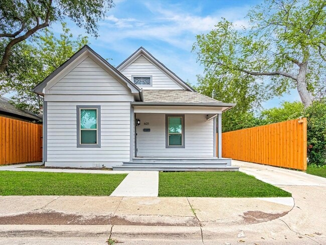 Photo - 621 Centre St