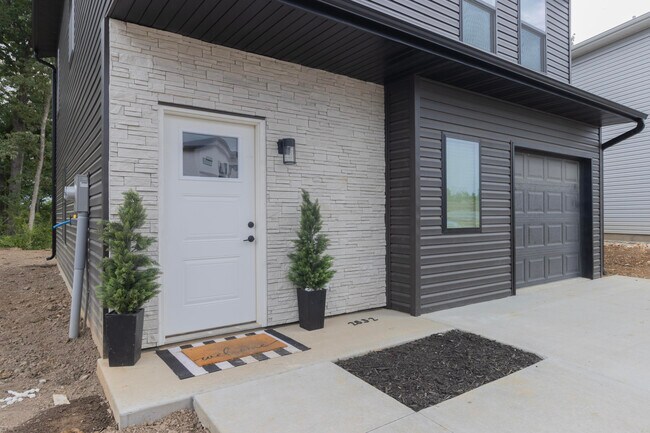 Building Photo - 2817 Emery Dr