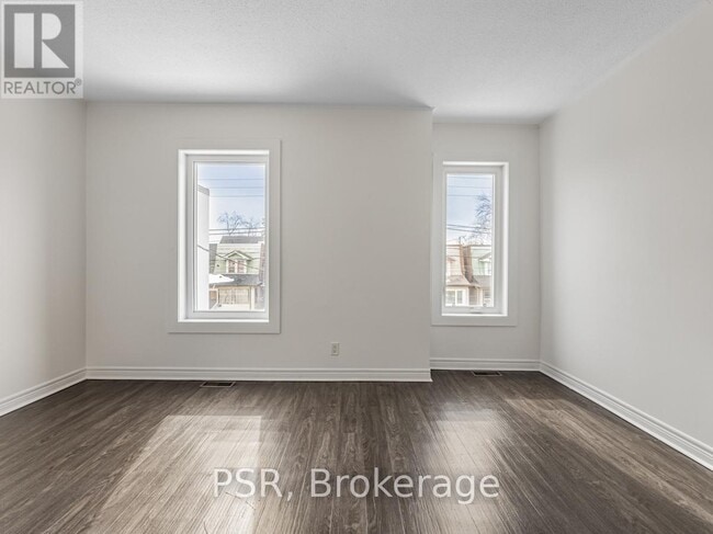 Photo - 2040 Dundas St W