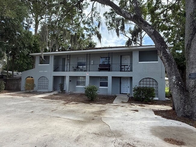 Building Photo - 2 Bedroom/1 Bathroom Apartment