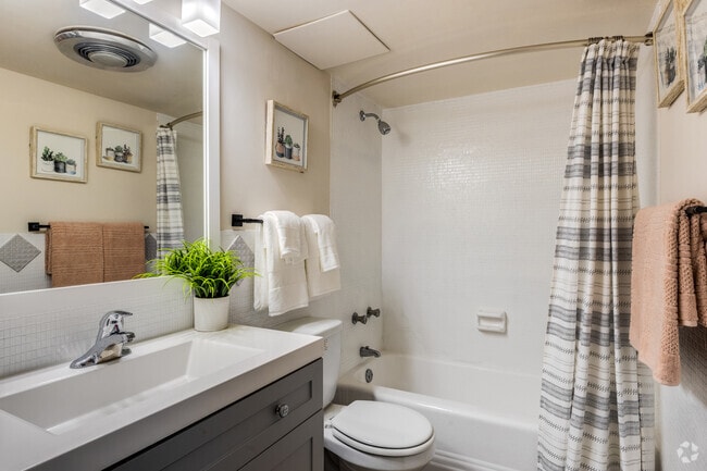 2BR, 2BA - 1032SF