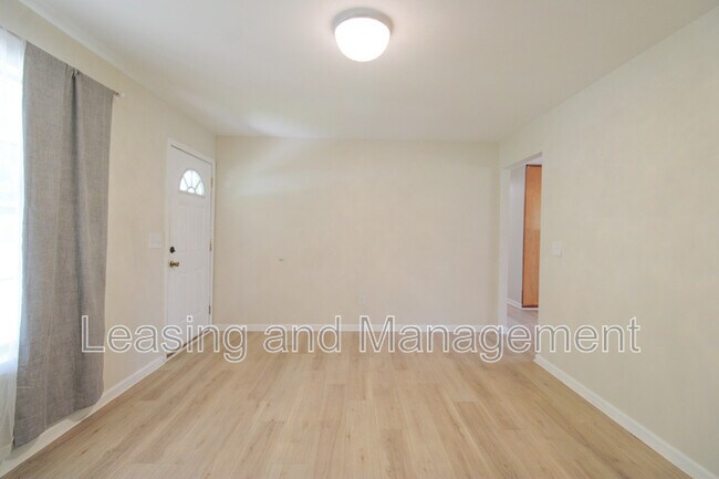Photo - 305 Millcreek Dr