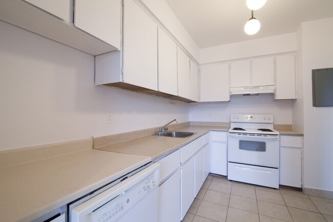 Building Photo - 900 Av. Rockland Unit 402