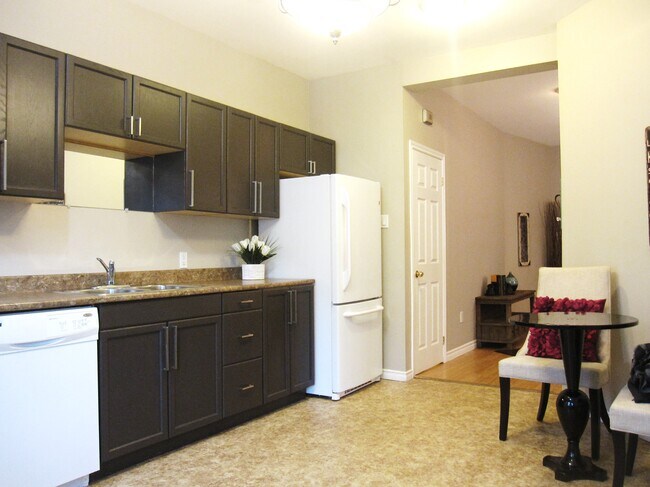 Photo - 310 Riverdale Av Unit Main Lower