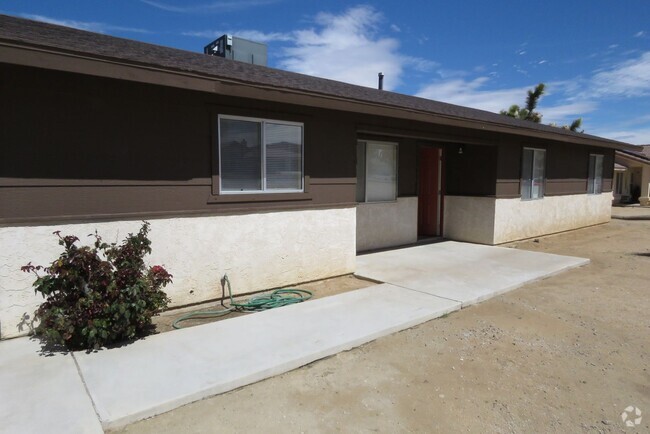 Building Photo - Desert home with oversized garage - move-i...