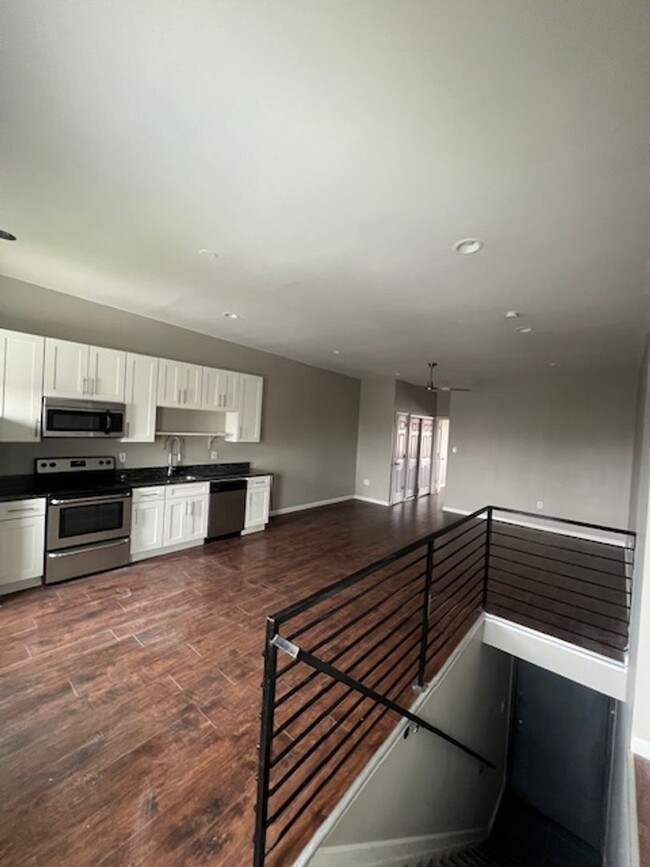 Building Photo - 2419 Frankford Ave Unit 3rd Floor Rental