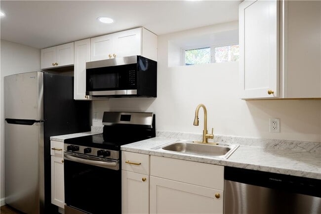 Photo - 10 S Locust Ave