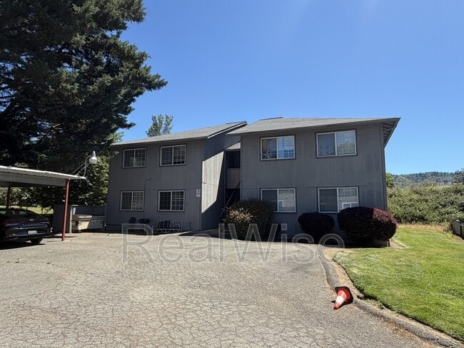 Building Photo - 2145 NW Heidi Ln Unit D