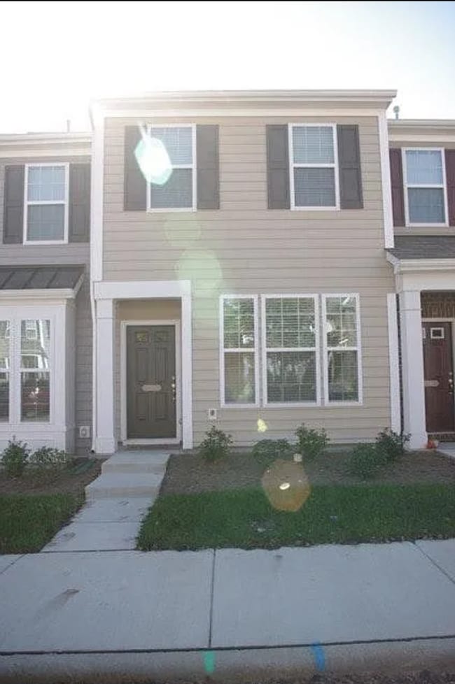 Building Photo - 2 Bedroom, 2.5 Bathroom Townhome with 2 Parking Spaces in Renaissance Park – Minutes from Downtow...