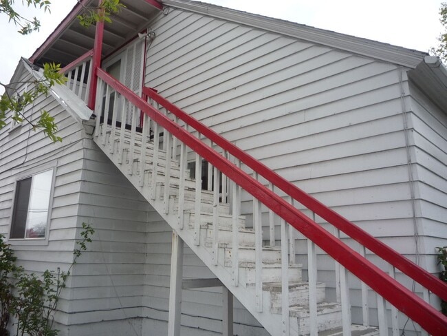 Building Photo - y80116 Unit 1/2