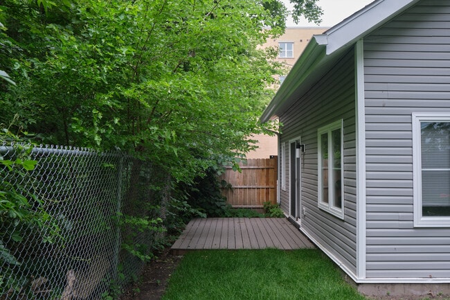 Photo - 829 Gaffield Pl
