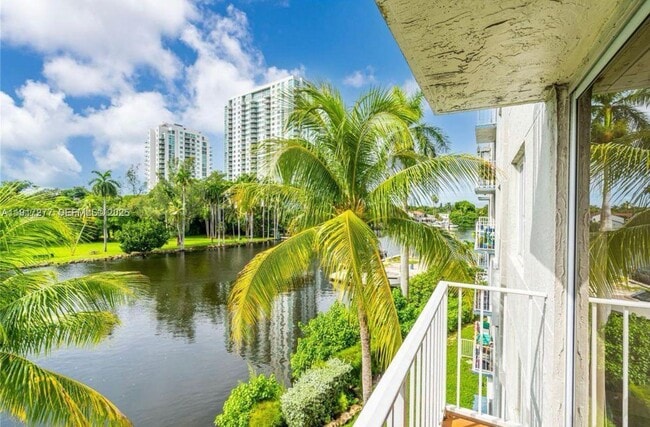 Building Photo - 1740 NW N River Dr Unit 422