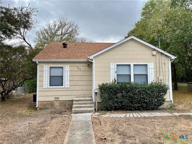 Building Photo - 743 E 13th Ave