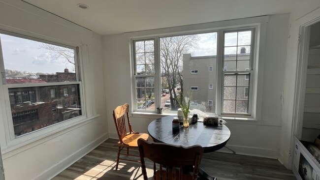 Building Photo - 5850 Alderson St Unit 5