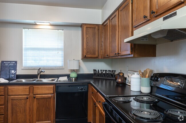 Townhome - 3 BR, 1.5 BA - 1,140 SF - Kitchen - Sterling Heights Apartments