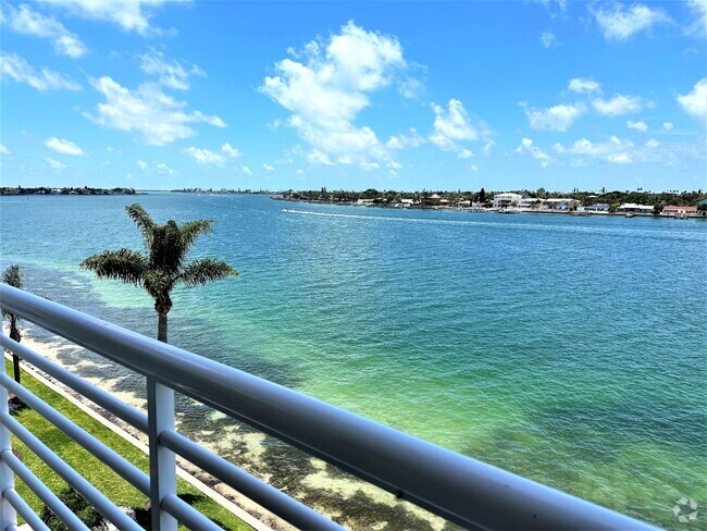 Building Photo - Gorgeous Updated Waterfront 2/2 Unfurnishe... Unit 557 Rental