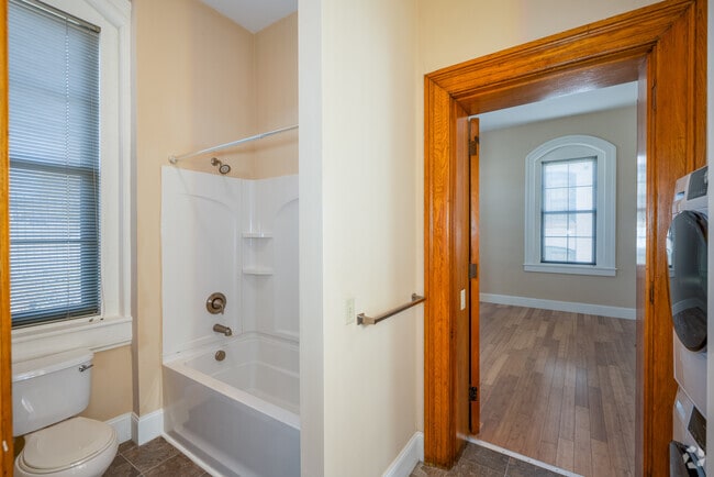 2BR, 1.5BA - 990SF - Bathroom/In-Unit Laundry