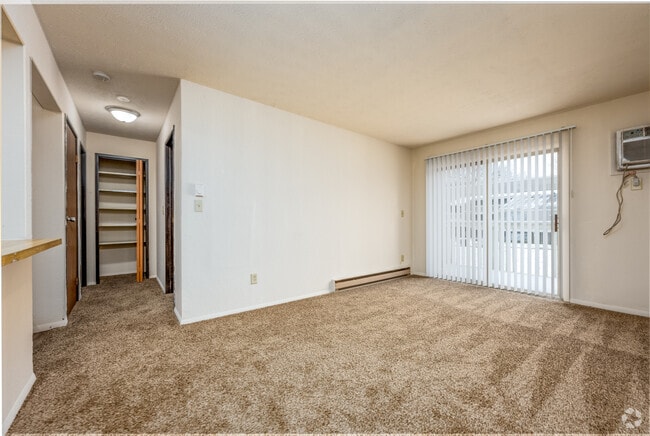 1BR, 1BA - 573SF - Living Room