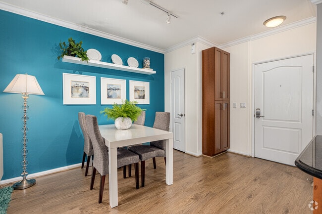 1BR, 1BA - 730SF - Dining Room