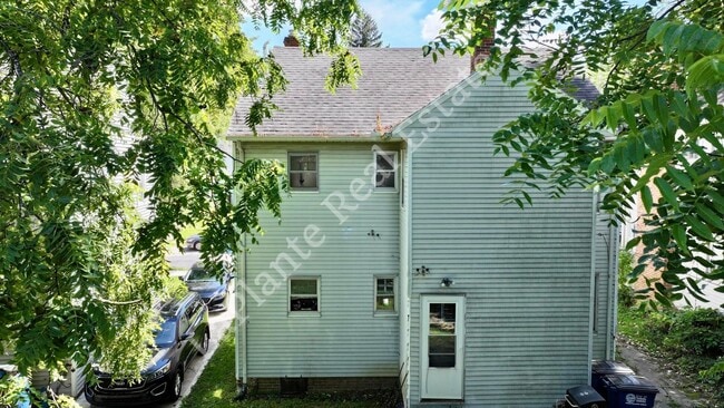 Photo - 2019 Kensington Rd Unit Upper