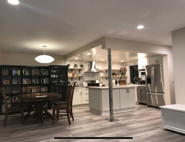 Building Photo - 2032 E Bermuda St Unit 104