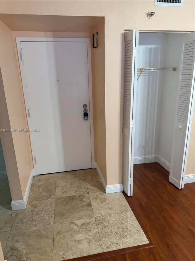 Building Photo - 901 Hillcrest Dr Unit 208