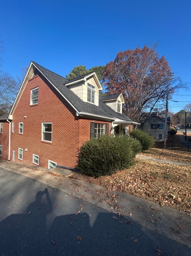 Building Photo - 1015 Carolina Ave