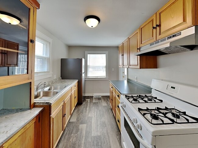 Photo - 2068 Reaney Ave E