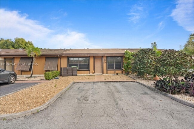 Building Photo - 2331 Dogwood Ct